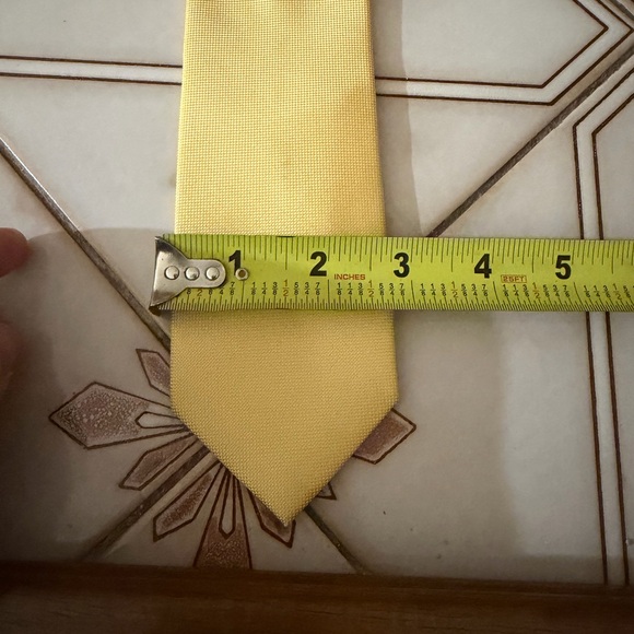 Yellow Van Heusen Tie - Picture 4 of 5